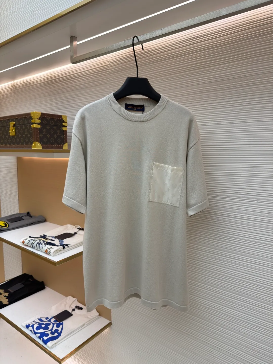 LOUIS VUITTON Pocket Intarsia Short Sleeves ●Original version: Purchased and developed for 10500 ●Item number: 1682521-A75 ●Fabric: cotton fabric ●Technology: printing production ●Color: light gray ●Version: fitted version ●Weight: about 325 grams ●Size: XS-S-M-L ●Description: This pocket jacquard T-shirt is made of high-end custom fabrics. It is soft and skin-friendly after pre-washing process. It is not easy to deform and fade. The off-white color is simple and versatile. The side pockets of the body are made of exquisite jacquard technology. The jacquard texture is three-dimensional and delicate, forming a texture contrast with the body base. The stitching of the pockets is straight and fine, strong and beautiful. The neckline is a classic round neck design, with double-needle reinforced edges and a custom-made threaded collar. It is durable and not easy to loosen. The overall shape is loose. Multiple sizes from XS to L cover different body shapes. Manual measurement error of ±3cm is within the normal range. The cuffs and hem are all seamed, and the details are exquisite. It is recommended to wash it gently and avoid violent machine washing and long-term soaking. It is suitable for daily commuting, casual outings and other wearing scenarios. The overall wiring is straight and delicate, the fabric is comfortable and soft, and the color is consistent without color difference. It can be matched with the same style to create a fashionable look and control various occasions. Customized accessories, complete with three standards, same style for men and women!